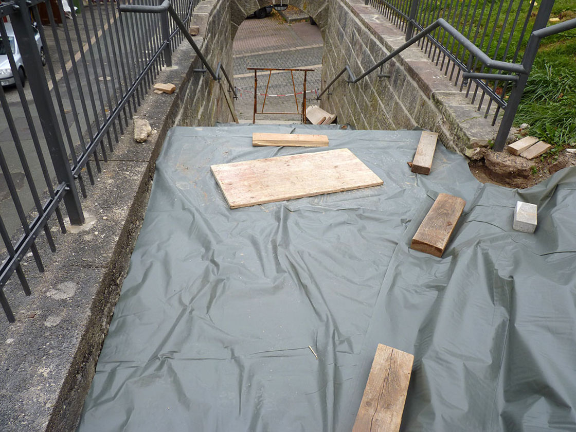 Pflaster- und Treppenarbeiten an St. Crescentius (Foto:Karl-Franz Thiede)
